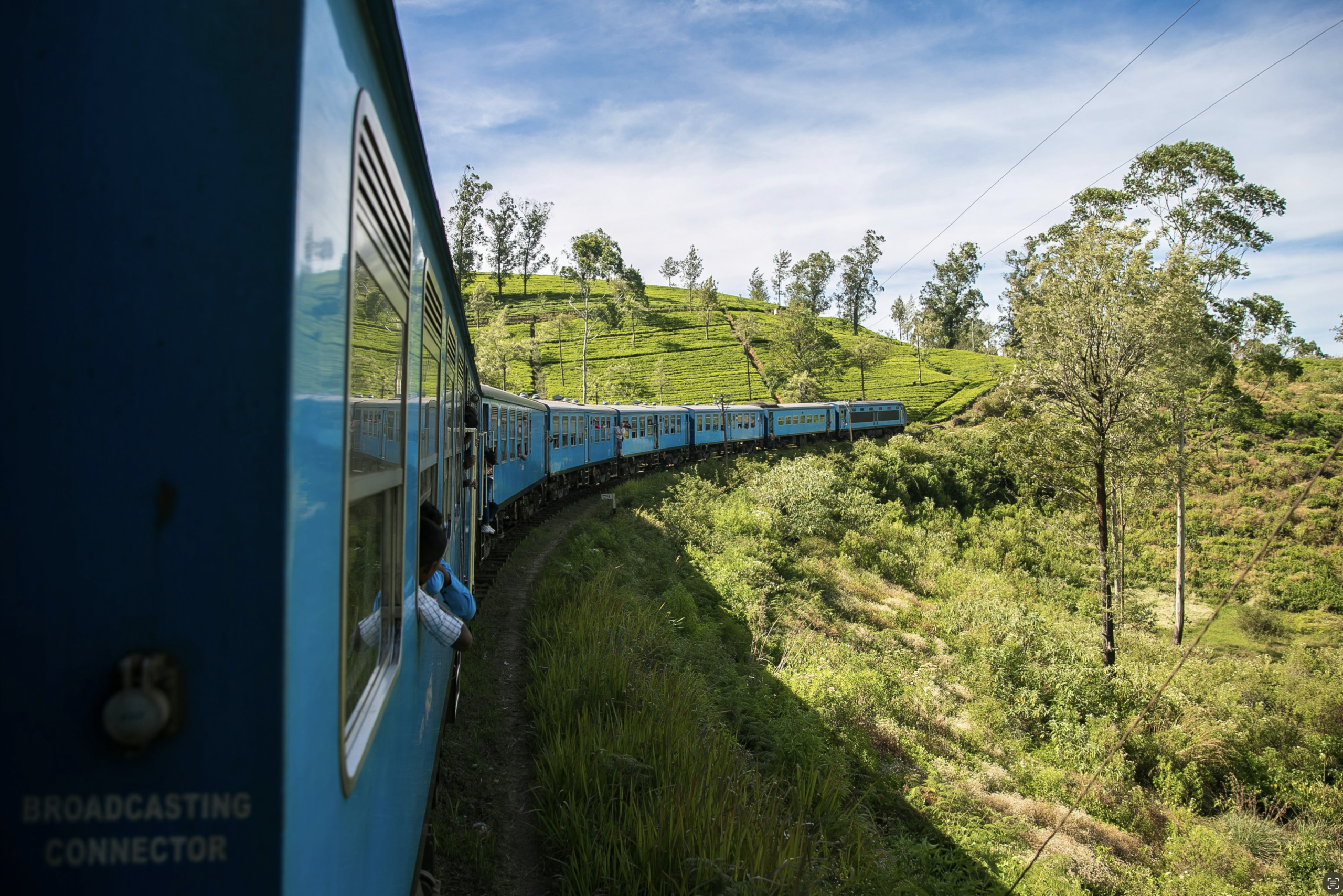 Comboio entre as montanhas e plantações de chá do Sri Lanka