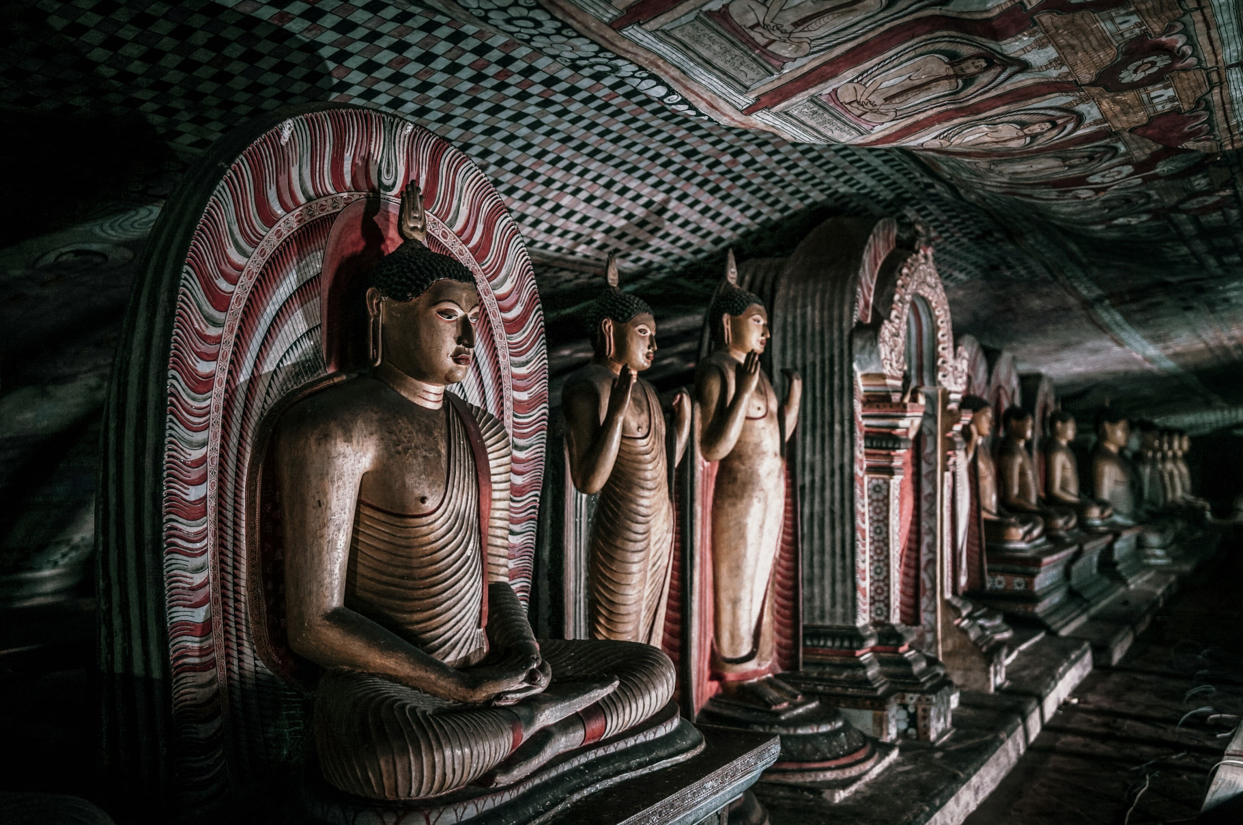 Esculturas e pinturas no interior dos templos de Dambulla